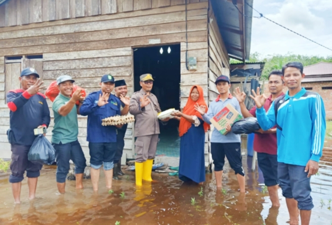 6 Jam Perjalanan Menuju Dusun Sungai Bakong, Demi Salurkan Bantuan Terdampak Banjir