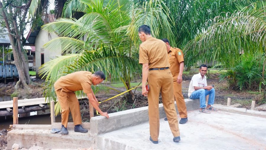 Agar Pembangunan Berkualitas, Kades Tenggayun Lakukan Pemeriksaan Pekerjaan