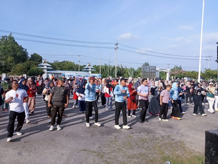 Awal Tahun 2026, Camat Bukit Batu Lepas Peserta Jalan Sehat Bermasa