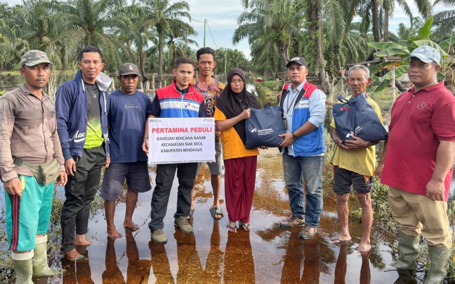 Bantu Korban Banjir, PT KPI RU II Sungai Pakning Salurkan Bantuan untuk Desa Bandar Jaya