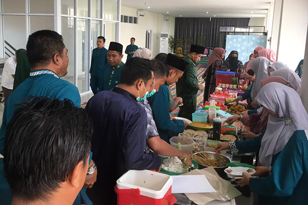 Bawa Hidangan dan Makan Bersama Cara Tendik Polbeng Kuatkan Tradisi Sambut Ramadhan