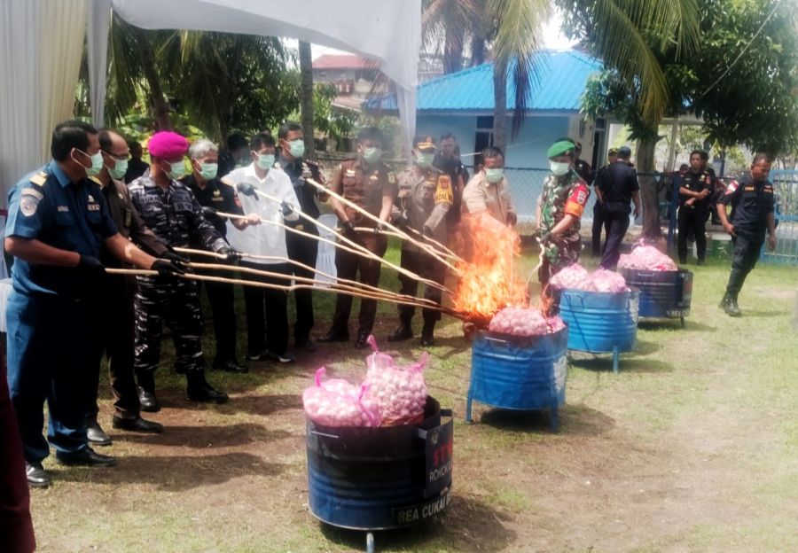 Bea Cukai Bengkalis Musnahkan 29 Ton Bawang Putih Illegal dari Malaysia