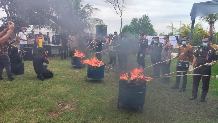 Bea Cukai Bengkalis Musnahkan Barang Ilegal Senilai Rp1,8 Miliar