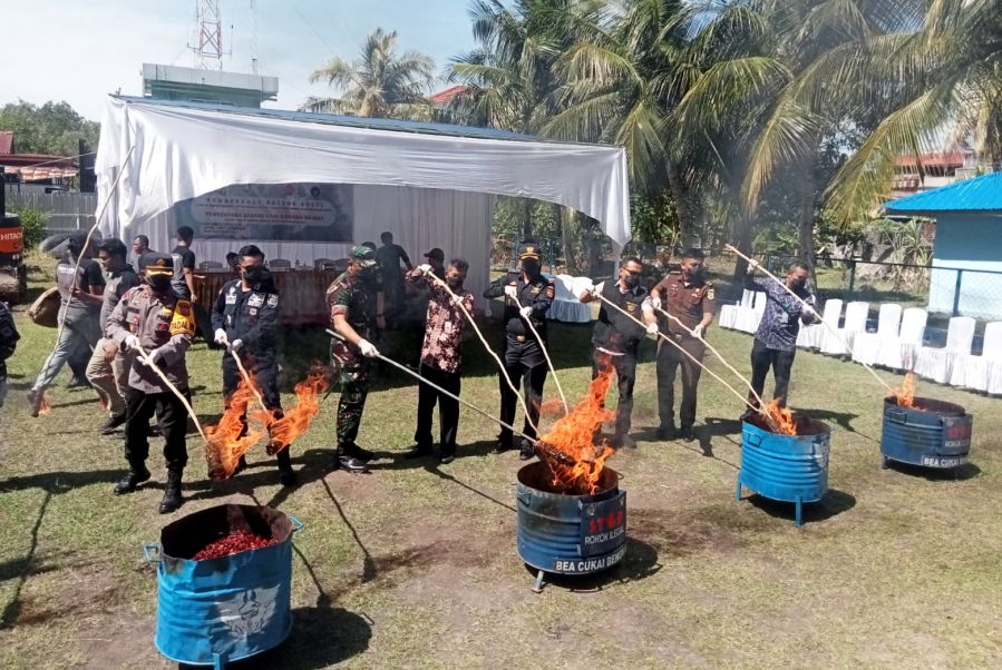 Bea Cukai Bengkalis Musnahkan Ribuan Kilogram Bawang Bombay, Bawang Merah, Cabai Kering dan Durian