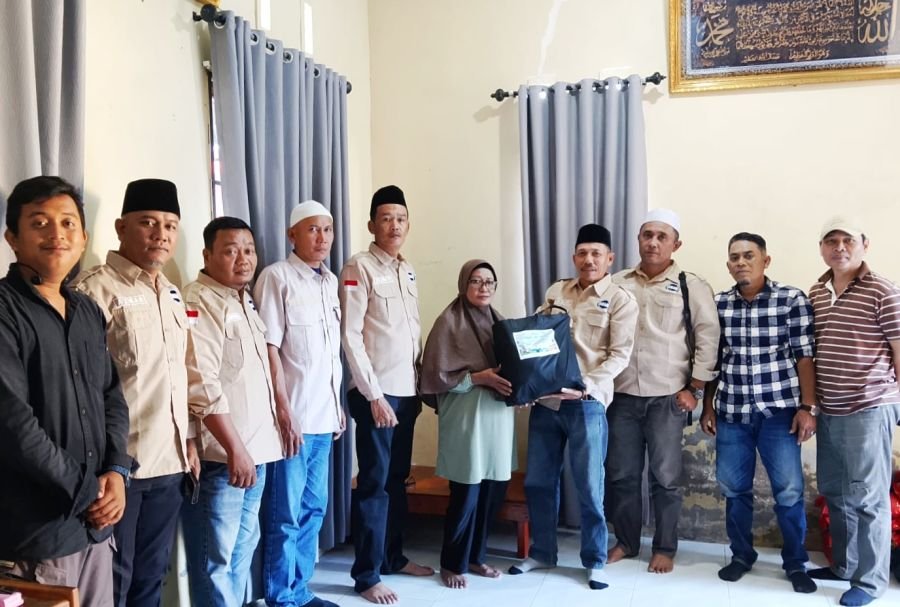 Berbagi kepada Kaum Dhuafa, 
Aliansi Wartawan Mandiri Salurkan Puluhan Paket Sembako