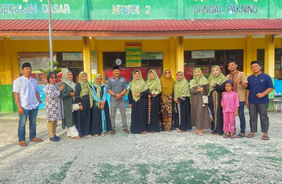 Berkah Ramadhan, Keluarga Besar SD Negeri 2 Bukit Batu Berbagi Takjil kepada Masyarakat