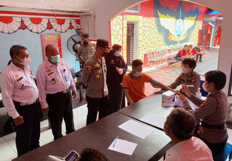 Sinergitas Polres dengan Lapas Kelas IIA Bengkalis Laksanakan Vaksinasi Dosis II Bagi WBP