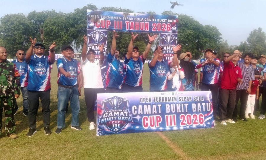 Buka Open Tournamen Sepak Bola, Camat Bukit Batu Lepas Puluhan Burung Perkutut
