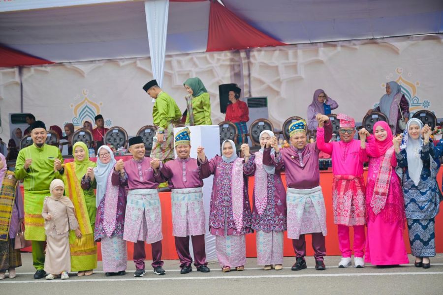 Bupati Bengkalis Hadiri Pelepasan Peserta Pawai Ta'aruf MTQ Provinsi ke-43 oleh Gubernur Riau