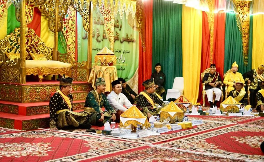 Bupati Bengkalis Hadiri Upacara Adat Tepuk Tepung Tawar Menteri Kehutanan