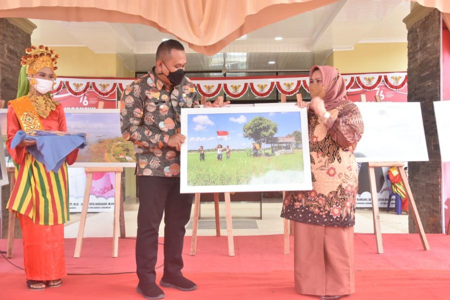 Bupati Bengkalis Kasmarni Resmikan Gedung Kantor Camat Bandar Laksamana