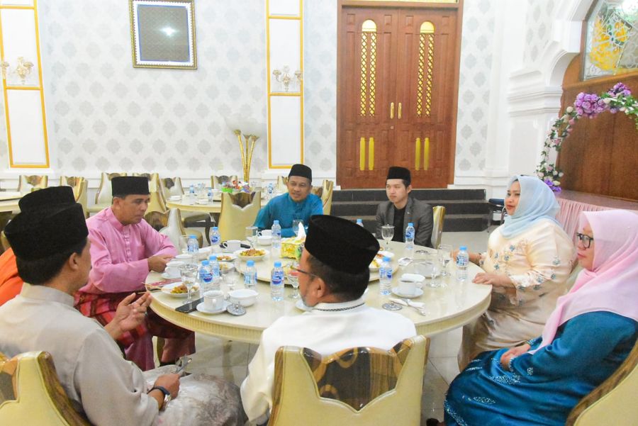 Bupati Bengkalis Sarapan Bersama Dengan Ustadz Koh Dennis