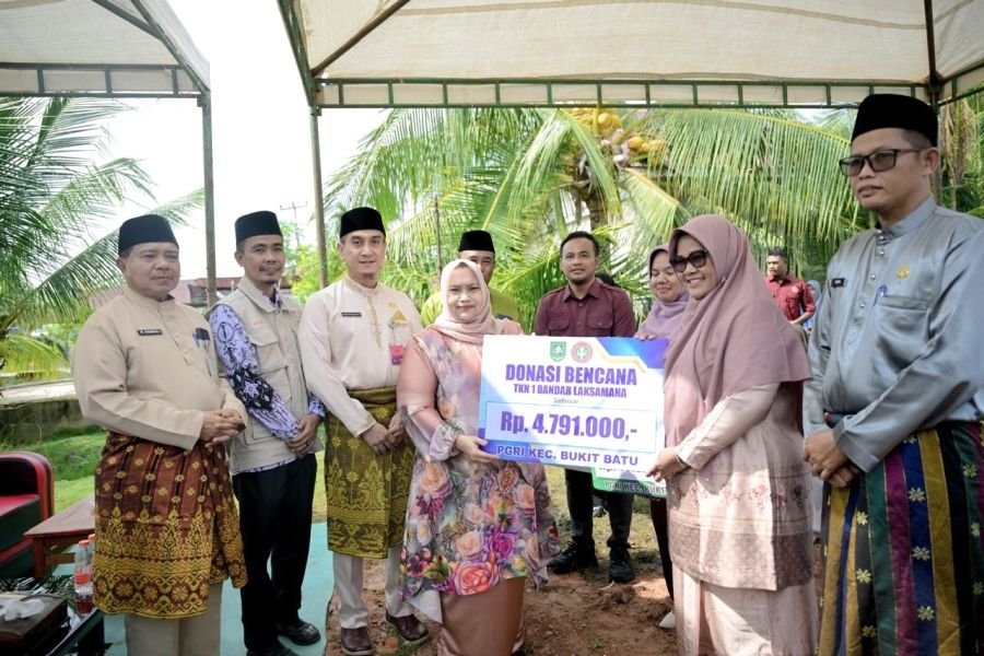 Bupati Bengkalis Serahkan Bantuan Korban Puting Beliung di Desa Api-Api
