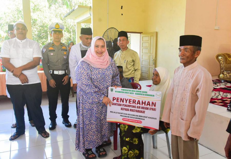 Bupati Bengkalis Serahkan Bantuan Penampung Air Hujan