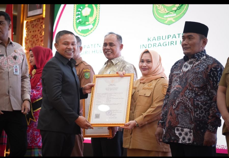 Bupati Bengkalis, Terima dua Sertifikat KIK dari Kementerian Hukum RI
