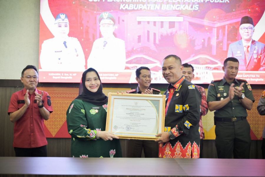 Bupati Bengkalis Terima Penghargaan Percepatan Pembangunan Desa