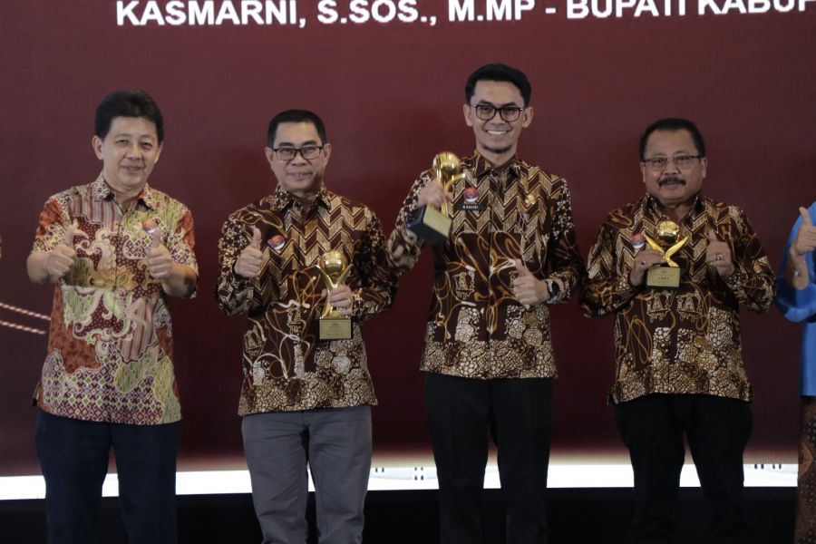 Bupati Bengkalis Terima Top BUMD Award 2025