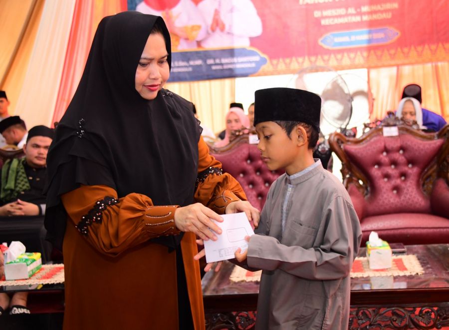 Bupati Kasmarni Berbagi Kebahagian Bersama Anak Yatim dan Kaum Dhuafa