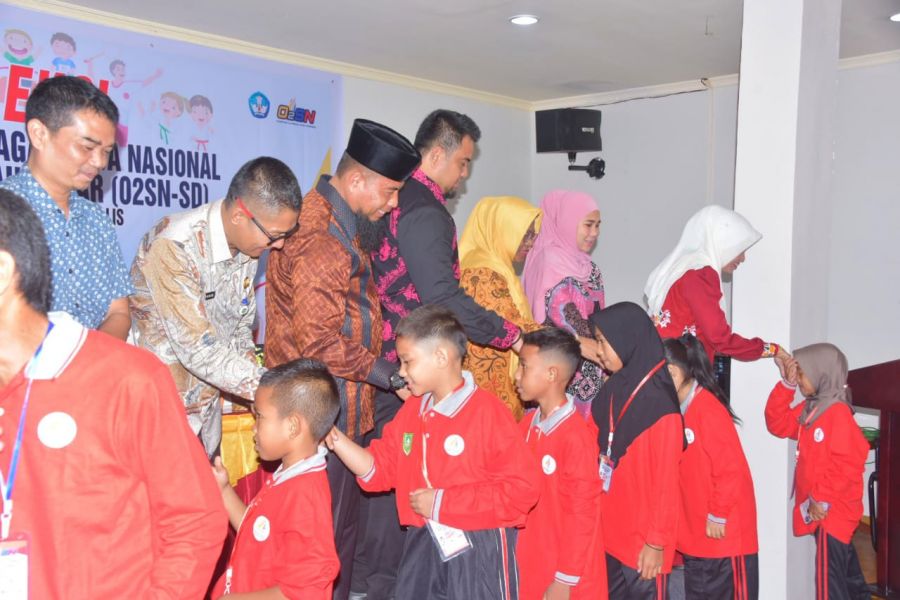 Bupati Kasmarni Berharap Seleksi O2SN-Jenjang SD Jaring Atlet Berbakat dan Berprestasi Sejak Dini
