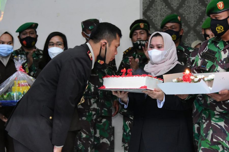 Bupati Kasmarni Berikan Kue Ultah Kepada Kapolres Bengkalis