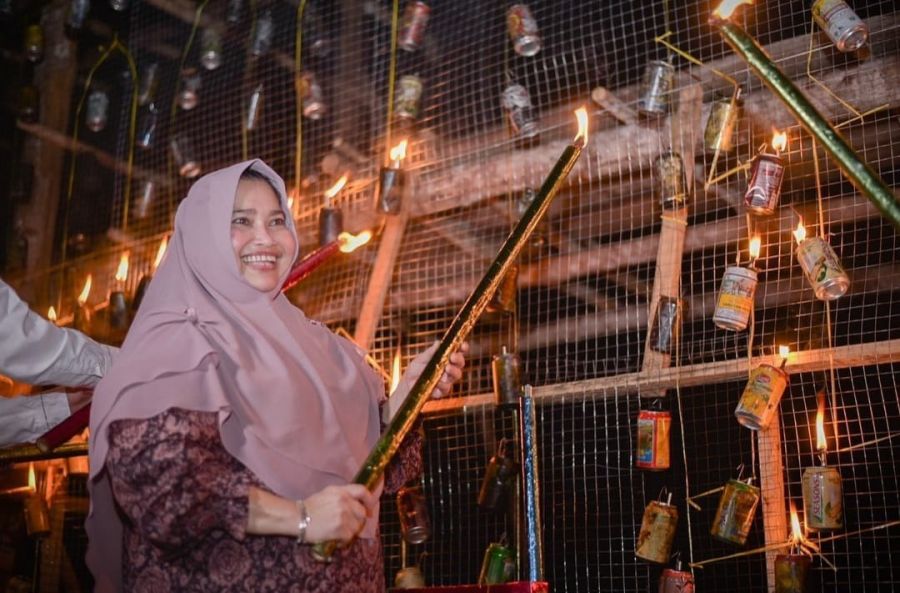 Bupati Kasmarni Hadir Resmikan Festival Lampu Colok Malam 7 Likur di Desa Pangkalan Jambi