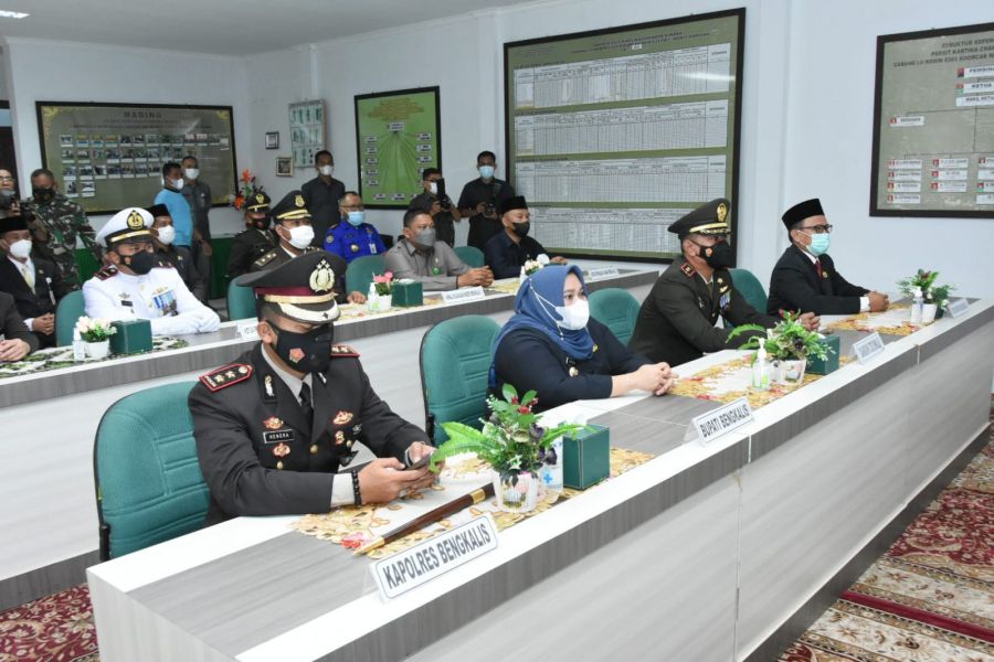 Bupati Kasmarni Ikuti Upacara HUT TNI ke-76 Secara Virtual