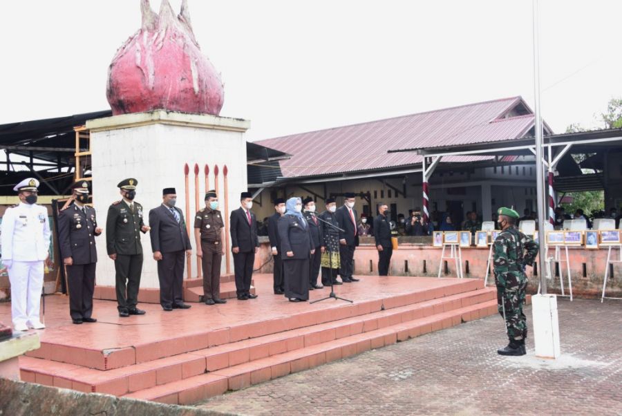 Bupati Kasmarni Jadi Inspektur Upacara Hari Pahlawan