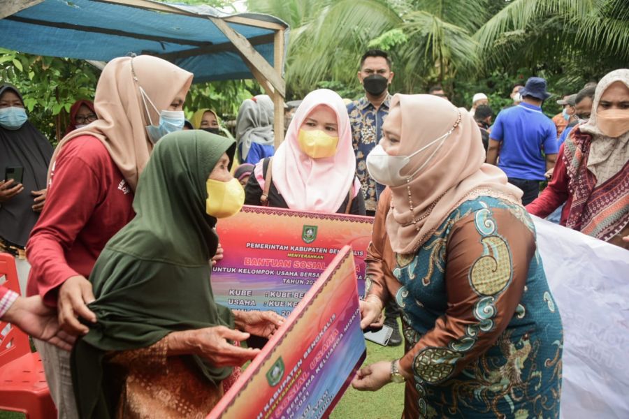 Bupati Kasmarni Lakukan Blusukan Serahkan Bantuan ke Masyarakat Duri