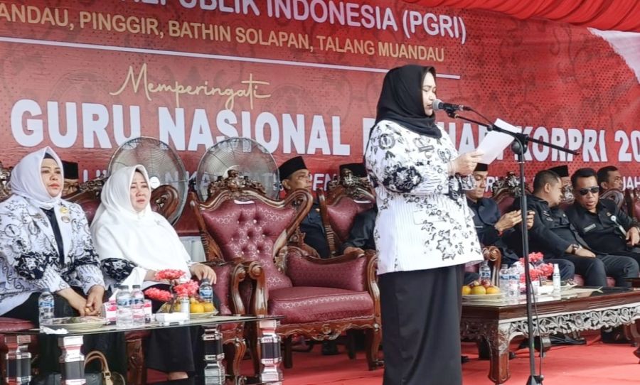 Bupati Kasmarni Pimpin Upacara Peringatan HUT Ke-78 PGRI dan HGN 2023