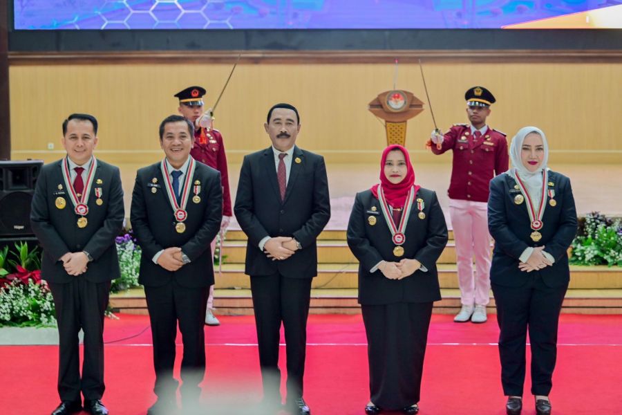 Bupati Kasmarni Raih Penghargaan Kartika Pamong Praja Muda dan Lencana Alumni Kehormatan IPDN