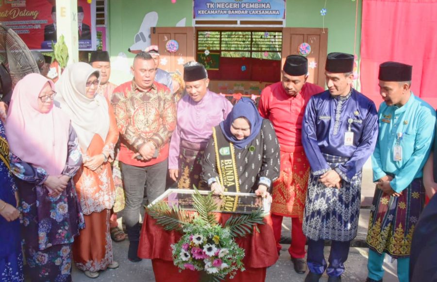 Bupati Kasmarni Resmikan TK Negeri Pembina 1 Desa Api Api