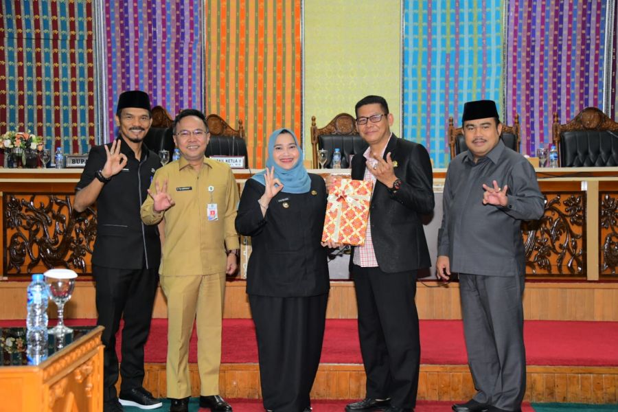 Bupati Kasmarni Sampaikan Nota Keuangan Ranperda APBD 2024