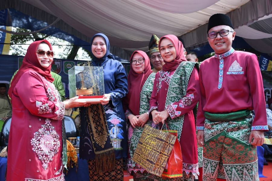 Bupati Kasmarni Semangati Kafilah Bengkalis Saat Pawai Ta'aruf MTQ Provinsi Riau di Inhu