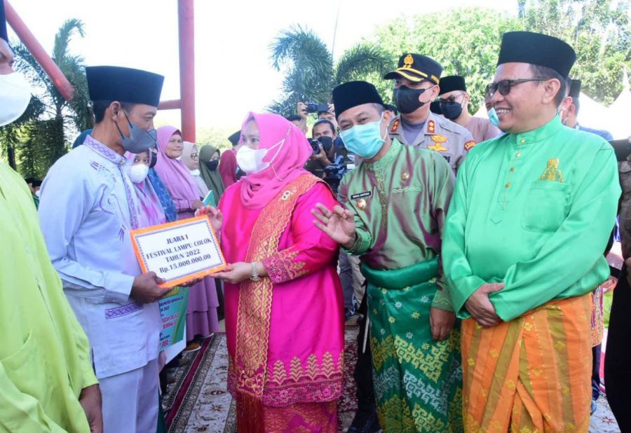 Bupati Kasmarni Serahkan Pemenang Lomba Lampu Colok Tahun 2022