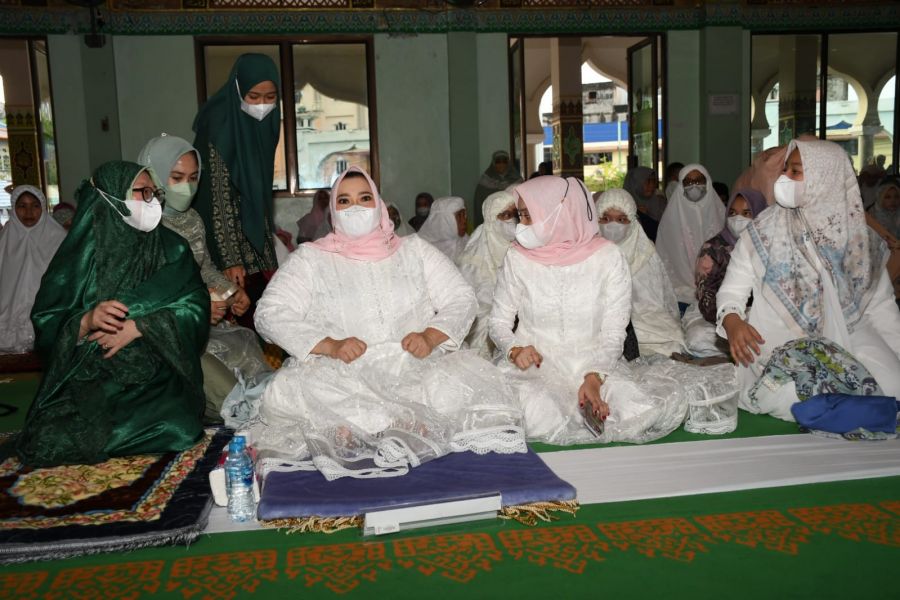 Bupati Kasmarni Shalat Id di Masjid Agung Istiqomah