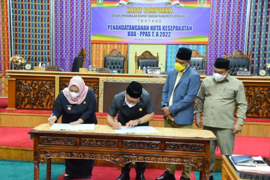 Bupati Kasmarni Tandatangani Nota KUA PPAS APBD 2022