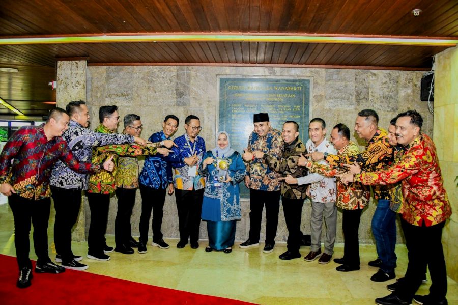 Bupati Kasmarni Terima Piala Adipura Kota Kecil Terbersih