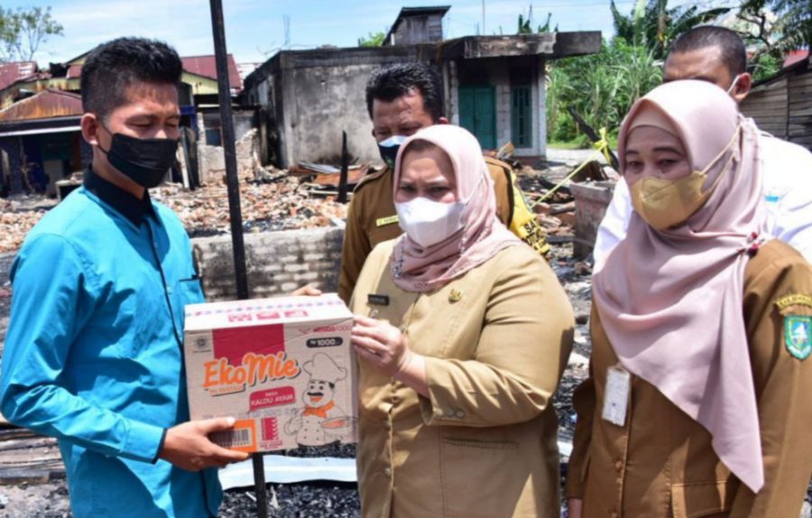 Bupati Kasmarni Tinjau dan Serahkan Bantuan Kepada Warga Kebakaran Rumah