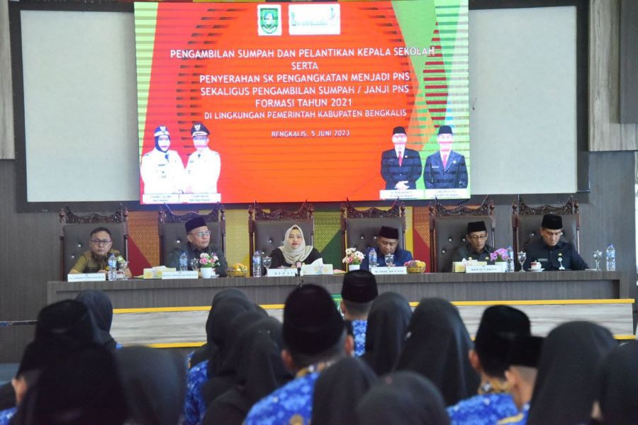 Bupati Serahkan SK PNS Formasi 2021 Sekaligus Pengambilan Sumpah Janji Terhadap Mereka