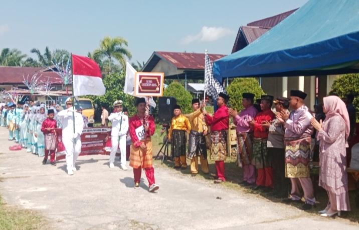 Camat Acil Esyno Lepas Peserta Pawai Ta'aruf MTQ ke- 34 Tingkat Kecamatan Bukit Batu