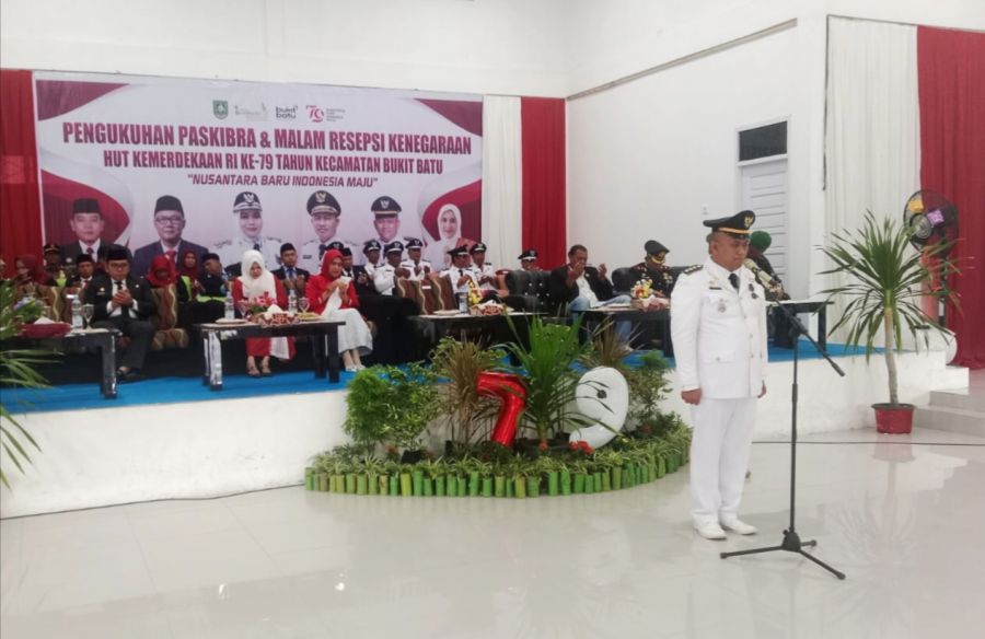 Camat Acil Esyno Resmi Kukuhkan Pasukan Pengibar Bendera  HUT RI Ke- 79 Kecamatan Bukit Batu