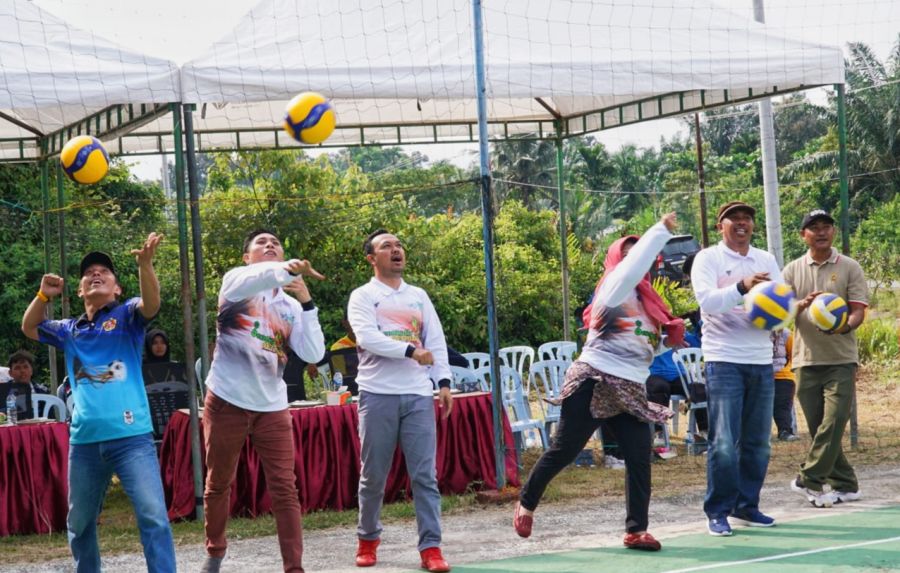 Camat Bandar Laksamana Buka Turnamen Bola Voli Bermasa CUP II Desa Api Api