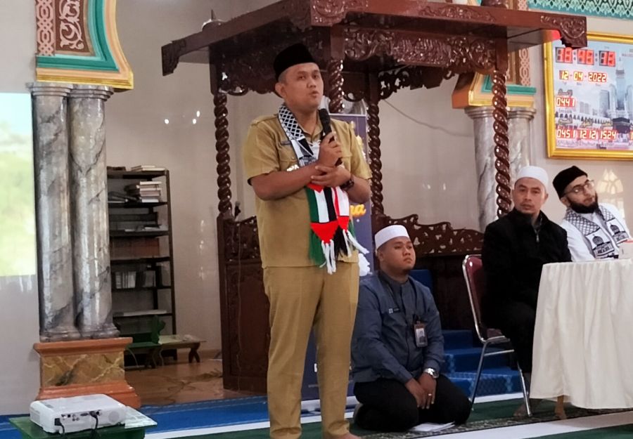 Camat Bukit Batu Bagikan Sembako pada Acara Safari Romadhan di Masjid Raya Al Amin
