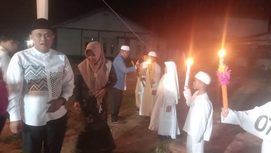 Camat Bukit Batu dan Masyarakat Sambut Malam 1 Muharram 1444 H dengan Pawai Api Obor