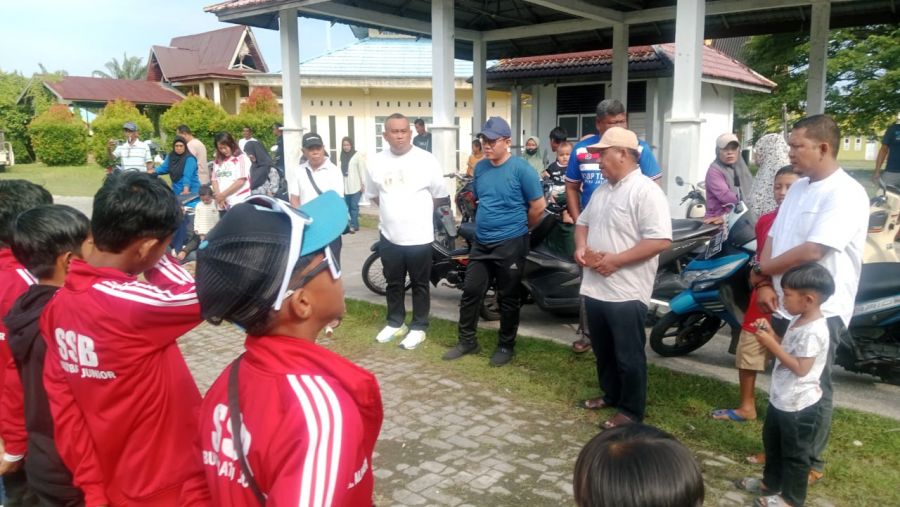 Camat Bukit Batu Lepas Keberangkatan Tim SSB BAPOR Bukit Batu Junior ke Purwakarta