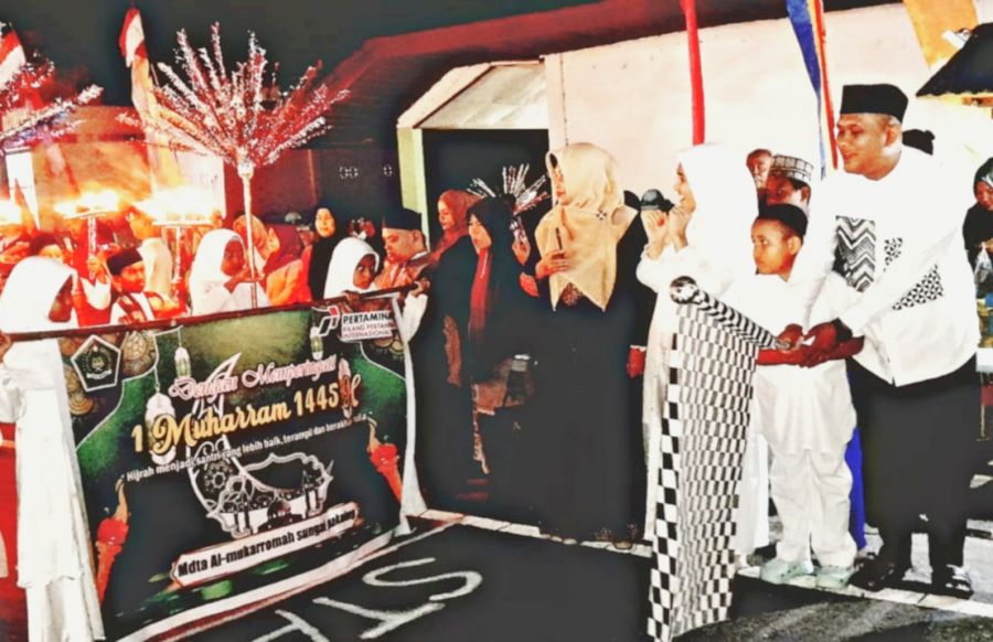 Camat Bukit Batu Lepas Ribuan Peserta Lomba Pawai Obor Tingkat MDTA/MDA Kecamatan Bukit Batu
