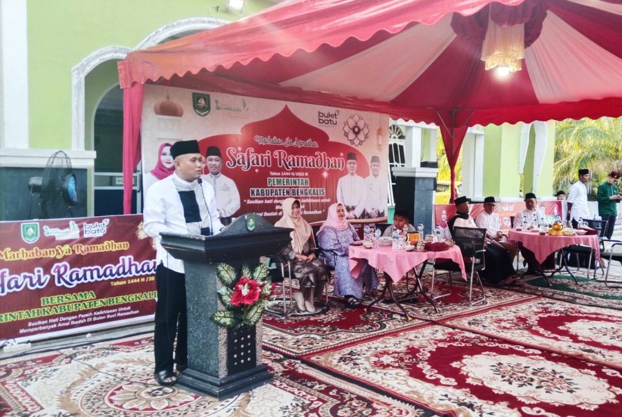 Camat Bukit Batu Sambut Kedatangan Bupati Kasmarni pada Acara Safari Ramadhan di Desa Dompas