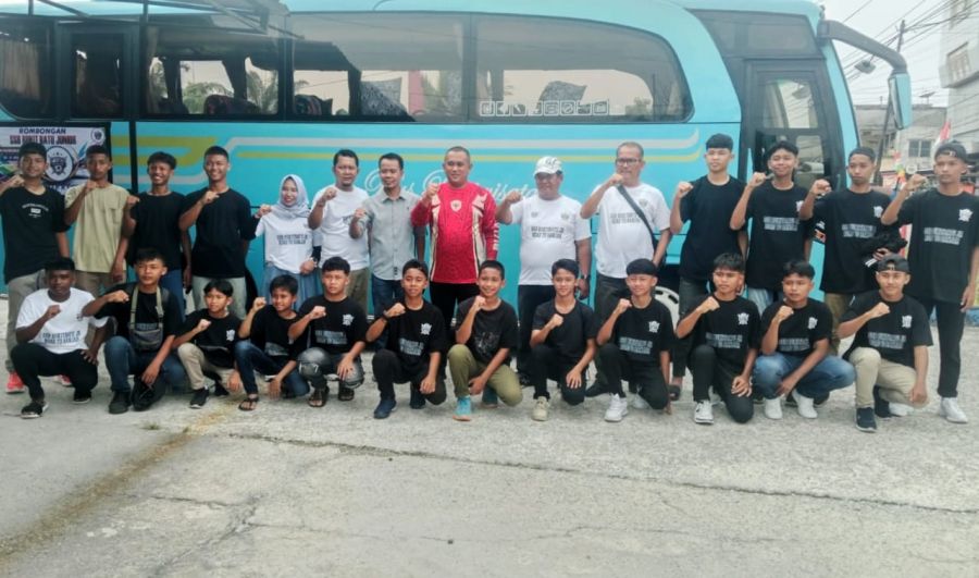 Camat Lepas Rombongan SSB Bukit Batu untuk Bertanding di Stadion Gelora Banjar Patroman Jawa Barat
