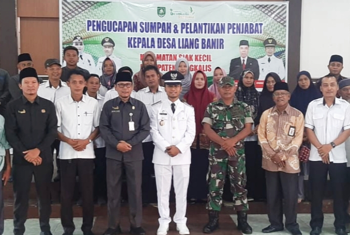 Camat Siak Kecil Lantik Pj Kepala Desa Liang Banir