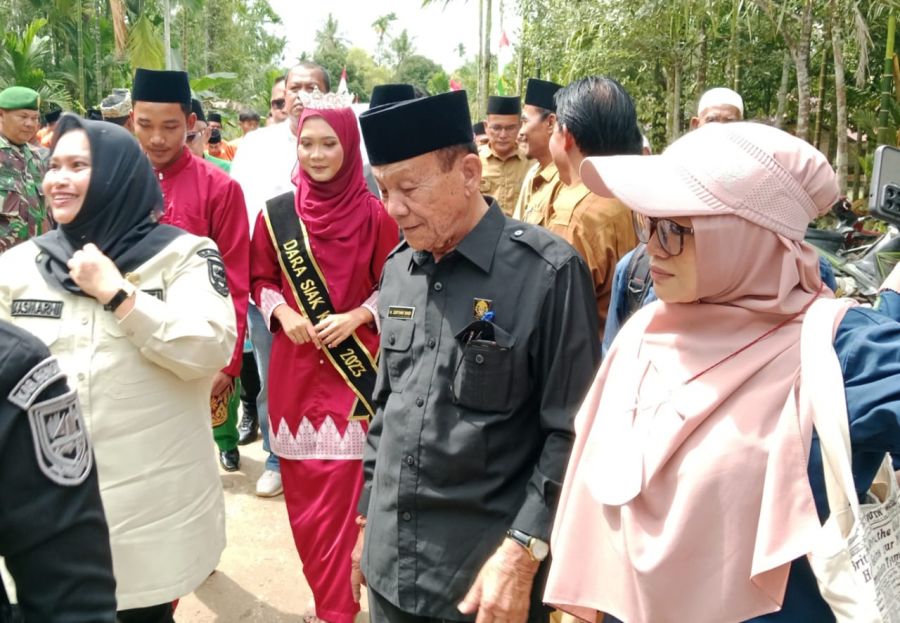 Camat Siak Kecil Syahnan Ady Kusuma Sambut Kedatangan Bupati Kasmarni